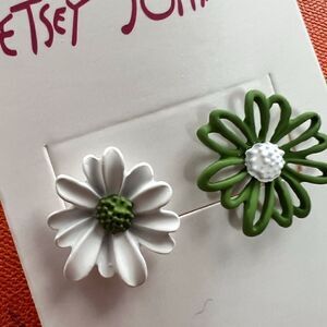 💚 Betsey Johnson mismatched sweet green & white daisy studs 💚